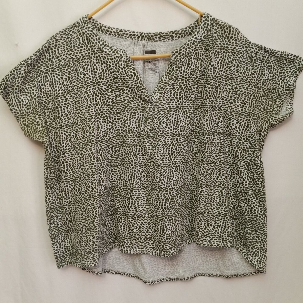 Green/White "Speckled" Pattern Womens XL Shirt Short Sleeves V Neck Brand Unkown